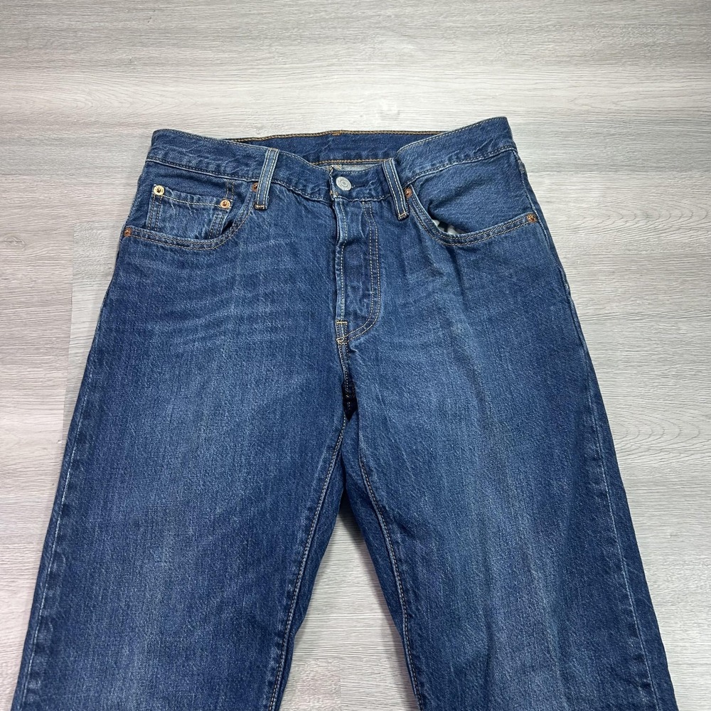 Levis 501 Jeans Womens 26x32 Blue Button Fly Straight Fit Denim Medium Wash - Picture 3 of 15